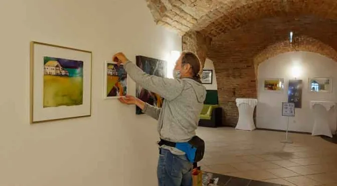 Walter Mikes beim Hängen der Bilder (Ausstellung "Bilder einer Reise" im Stift Göttweig, Oktober bis Dezember 2020)